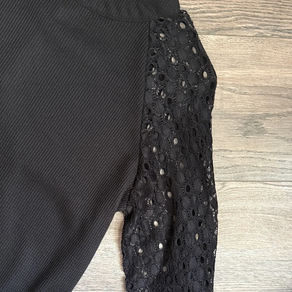 Elegant Black Lace Sleeve Blouse - Picture 4 of 5